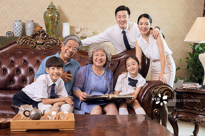 快乐的一家人翻看相册图片素材