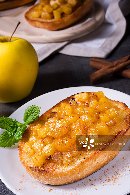 撒上肉桂和水果片的苹果图片素材