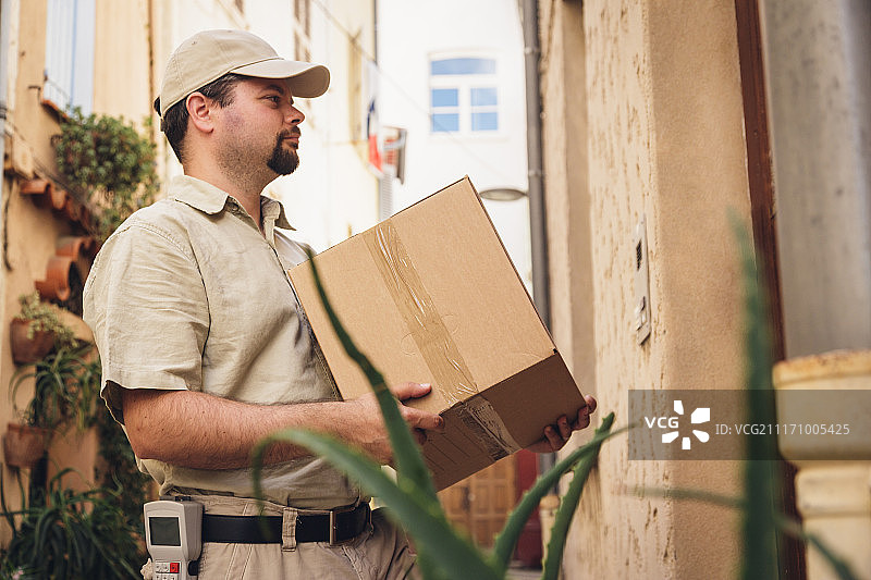 快递员街头派送包裹肖像图片素材