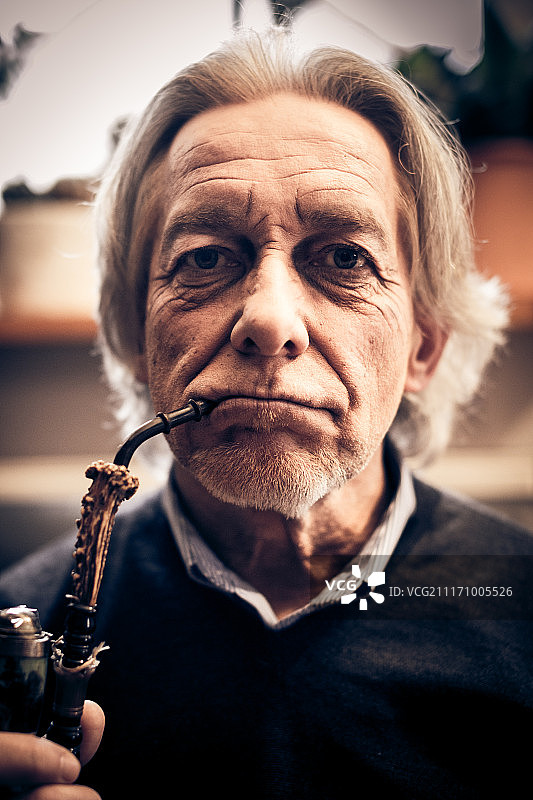 抽烟斗的年长男人图片素材