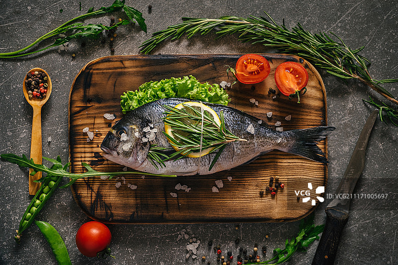 扁平风格美味的鲷鱼与蔬菜香料图片素材