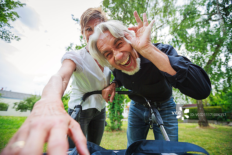 老夫妇看着镜头图片素材