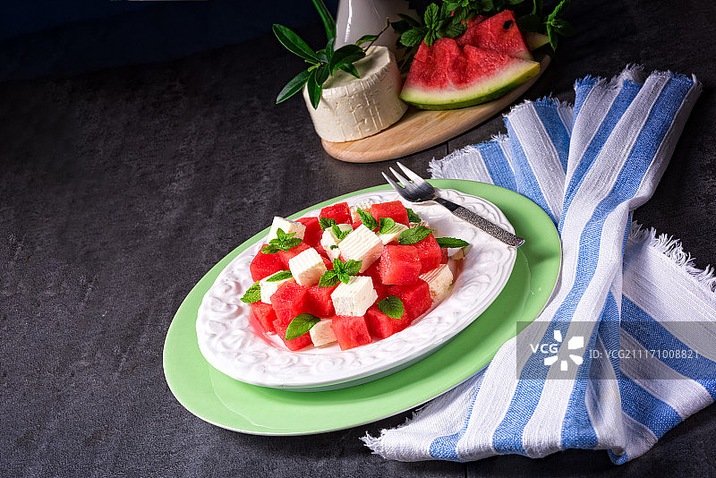 西瓜、菲达奶酪和新鲜薄荷希腊沙拉图片素材