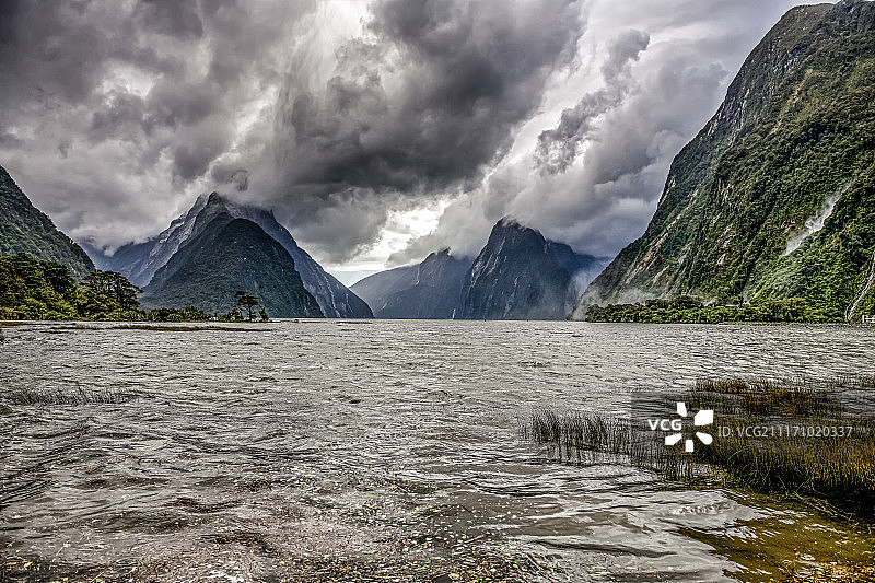 阴沉天空下的山地景观图片素材