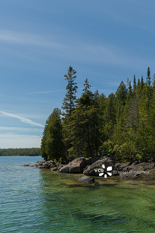 休伦湖岸边的蓝绿色湖水和石灰岩图片素材