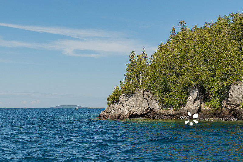 休伦湖岸边的蓝绿色湖水和石灰岩图片素材