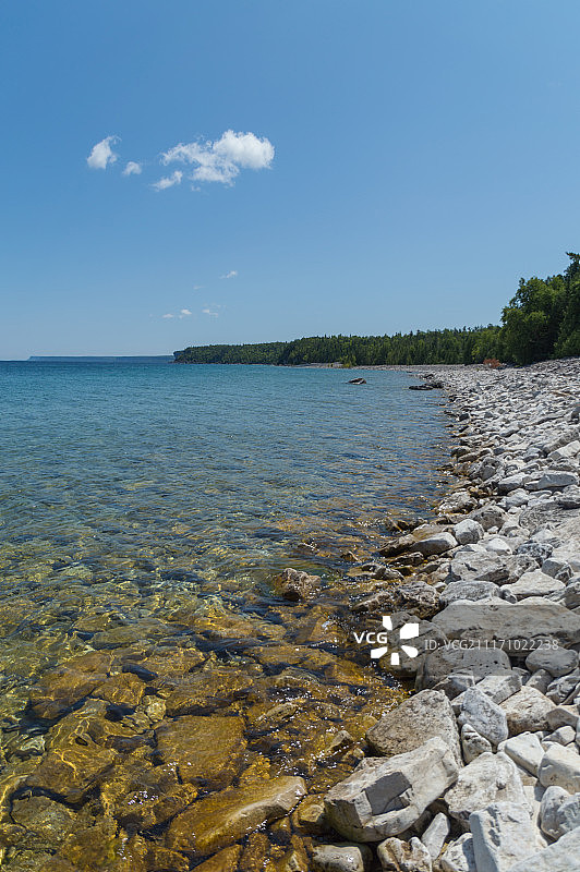 休伦湖岸边的蓝绿色湖水和石灰岩图片素材
