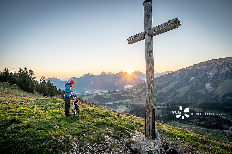 日落时分山顶十字架景观图片素材