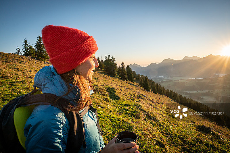 站在山上的女性背包客图片素材