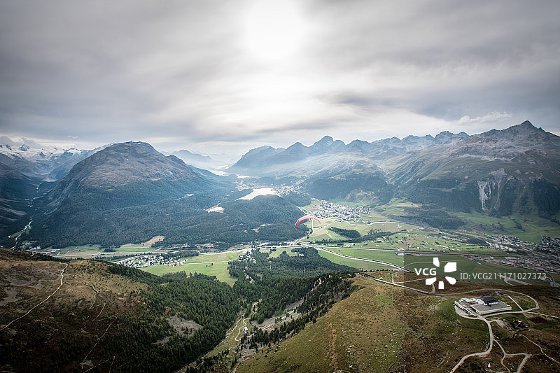 瑞士圣莫里茨滑翔伞图片素材