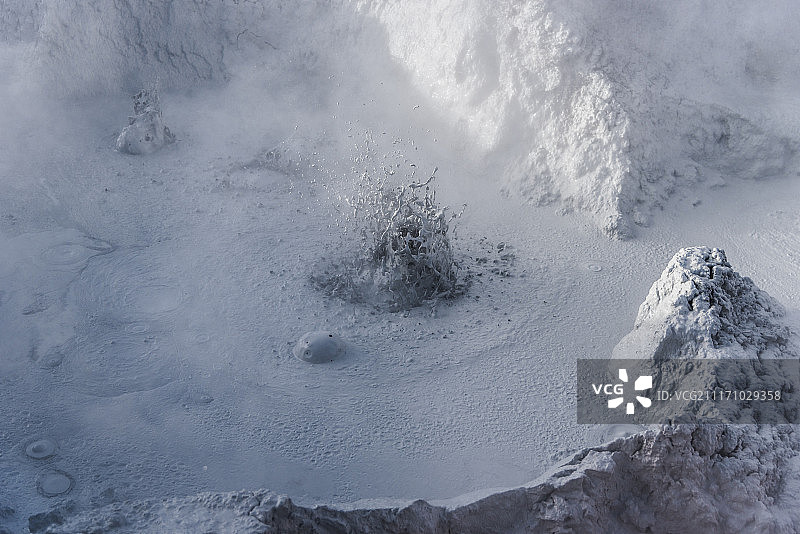 沸腾的喷气孔泥浆图片素材