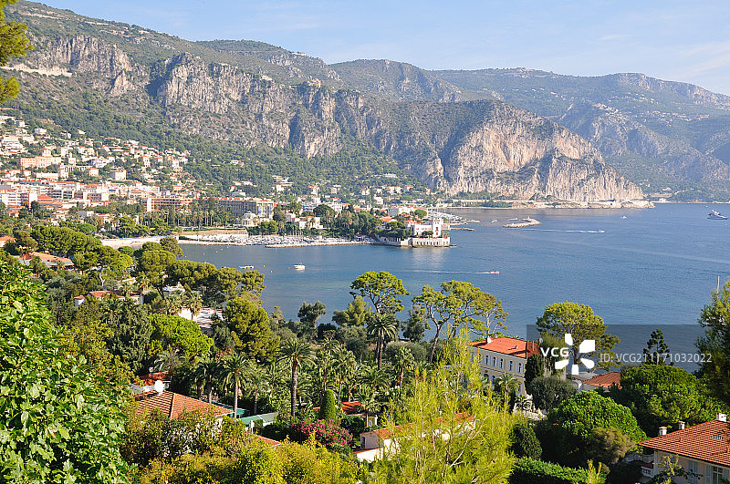 海滨城镇与山脉背景图片素材