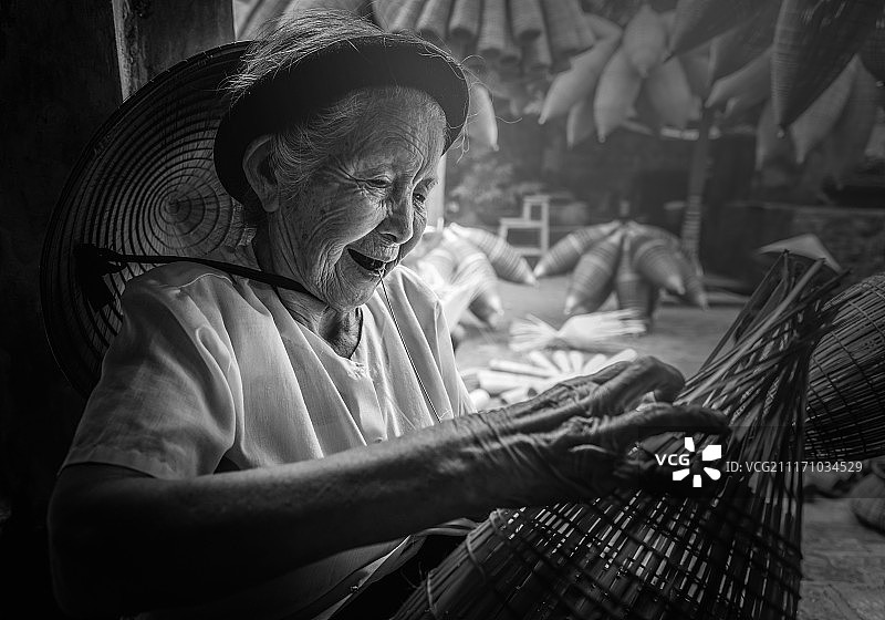 年长妇女编篮子图片素材