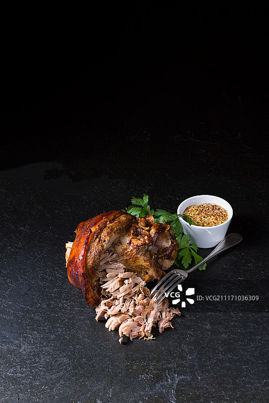 酥脆的巴伐利亚烤猪肘图片素材