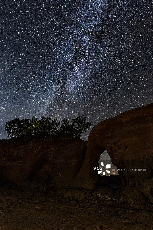 梅德福海上拱门之上的银河系图片素材