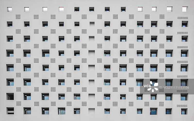 一面白墙上的光影变化图片素材
