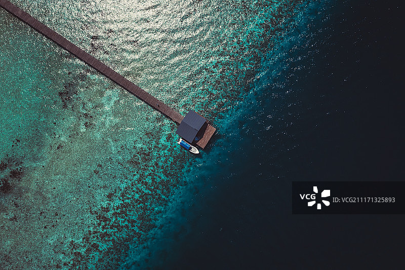 航拍仙本那海面木栈道图片素材