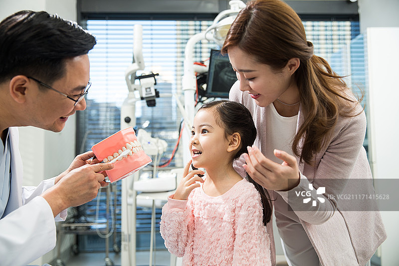 母亲带着女儿看牙医图片素材