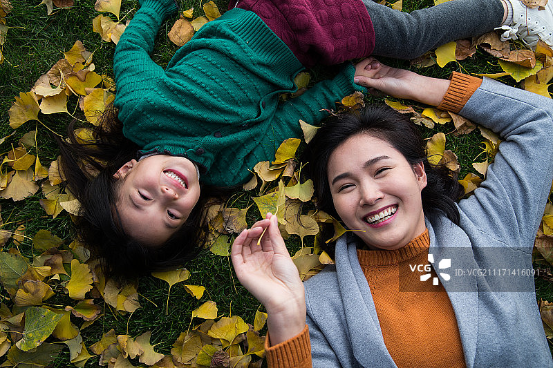 幸福家庭户外郊游图片素材