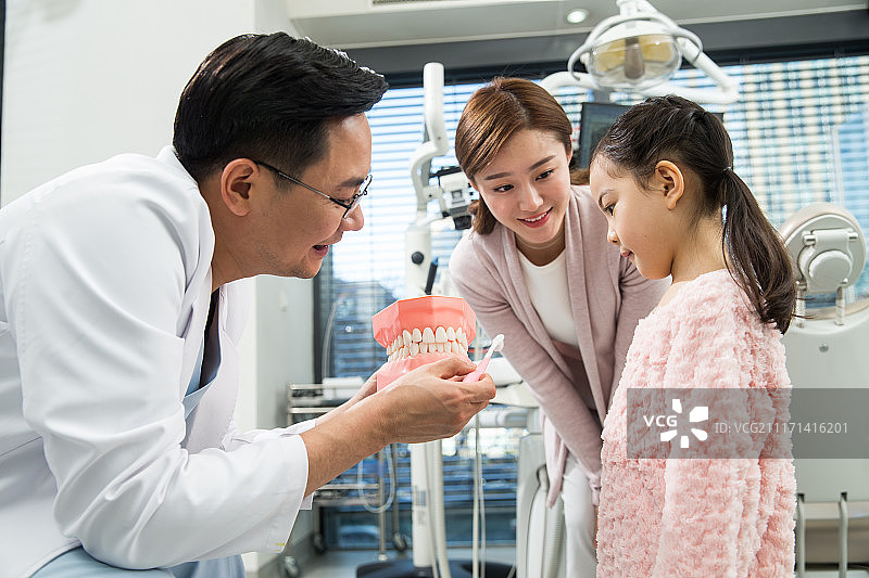 母亲带着女儿看牙医图片素材