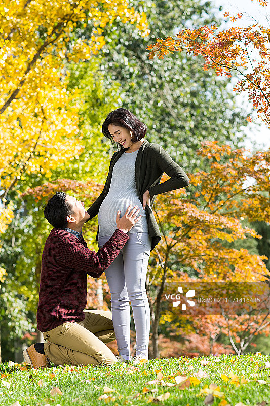 丈夫陪着怀孕的妻子在户外图片素材