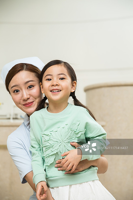 医护工作者和女孩图片素材
