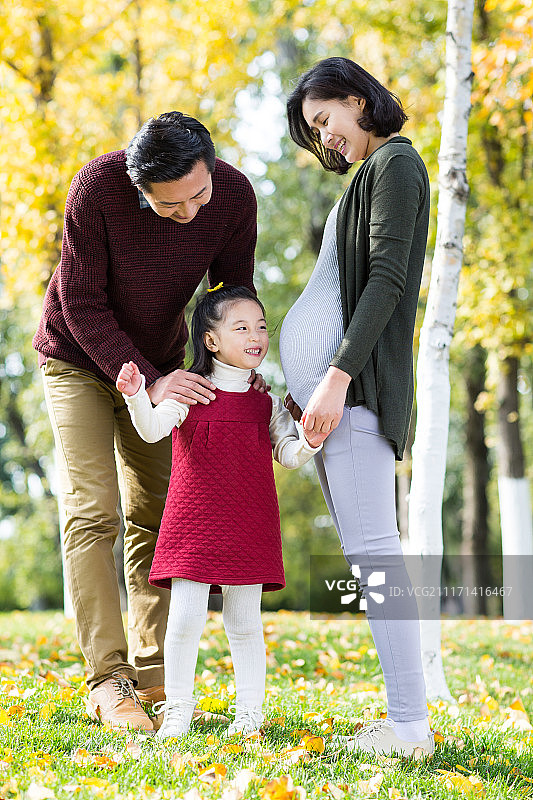 幸福家庭在户外玩耍图片素材