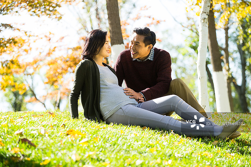 丈夫陪着怀孕的妻子在户外图片素材