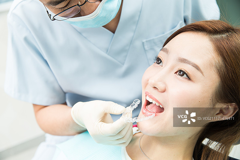 男牙医和女患者图片素材