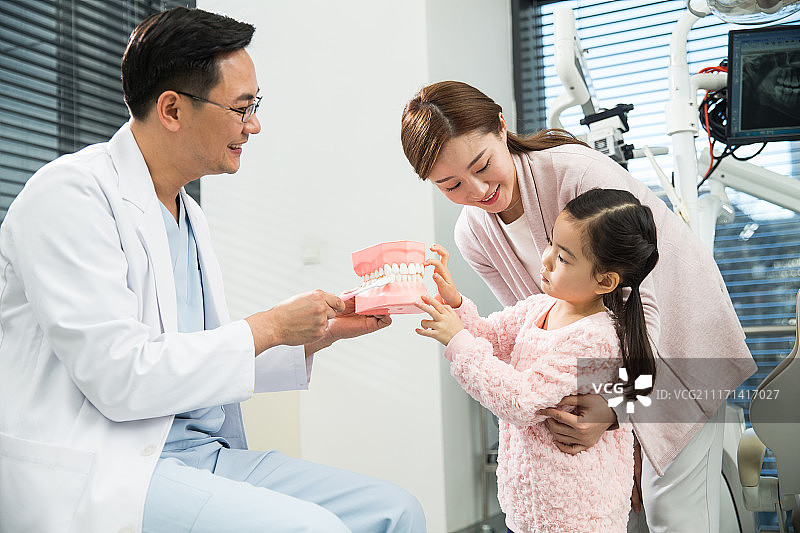 母亲带着女儿看牙医图片素材