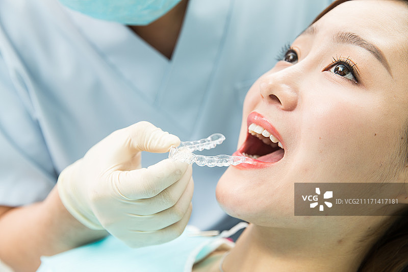 男牙医和女患者图片素材
