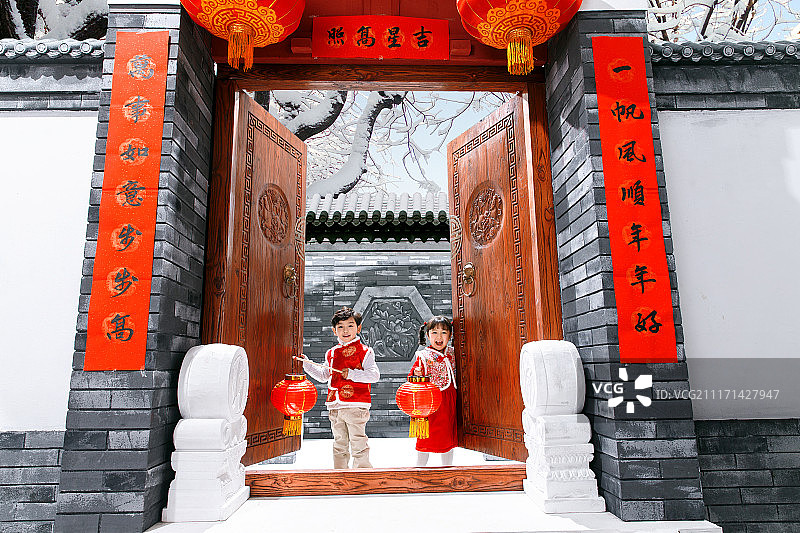 欢乐的男孩女孩庆祝新春图片素材