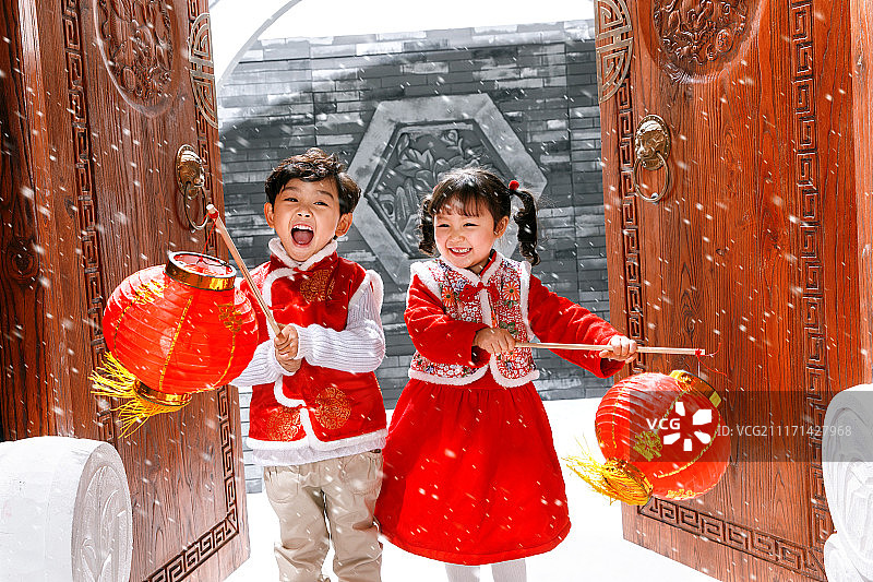 欢乐的男孩女孩庆祝新春图片素材