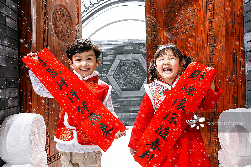 欢乐的男孩女孩庆祝新春图片素材