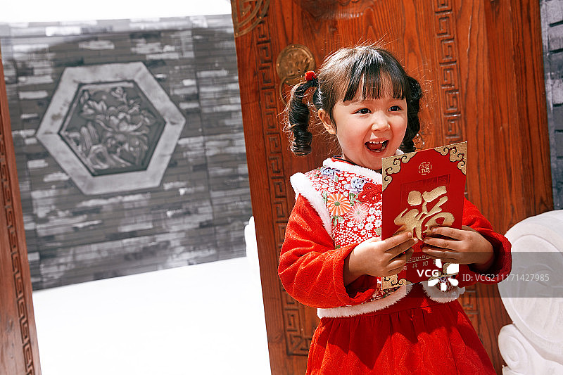 可爱的小女孩拿着红包图片素材