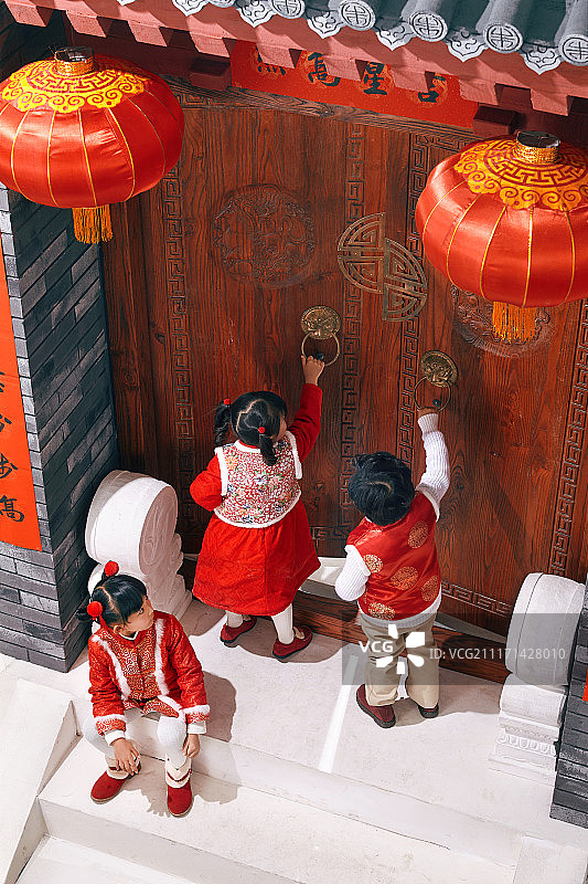 欢乐的男孩女孩庆祝新春图片素材