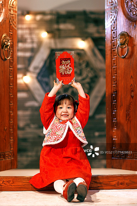 可爱的小女孩拿着红包图片素材