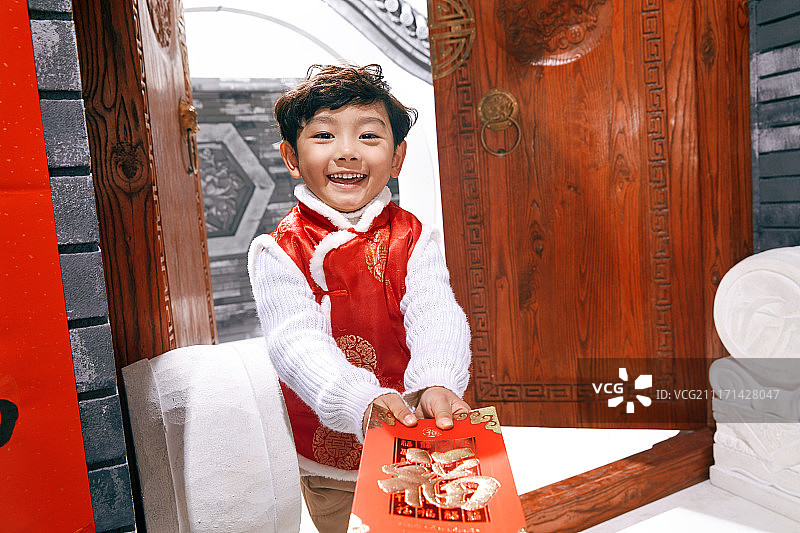 可爱的小男孩拿着红包图片素材