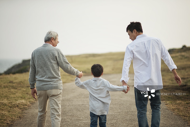 大家庭手牵手济州岛行走摄影图片素材