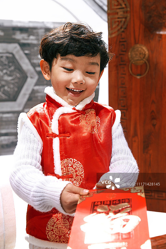 可爱的小男孩拿着红包图片素材