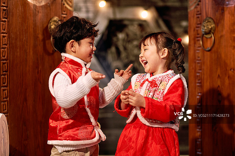 欢乐的男孩女孩庆祝新春图片素材