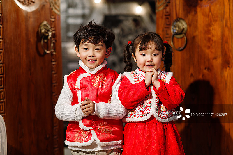 欢乐的男孩女孩拜新年图片素材