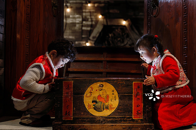 欢乐的男孩女孩发现百宝箱图片素材