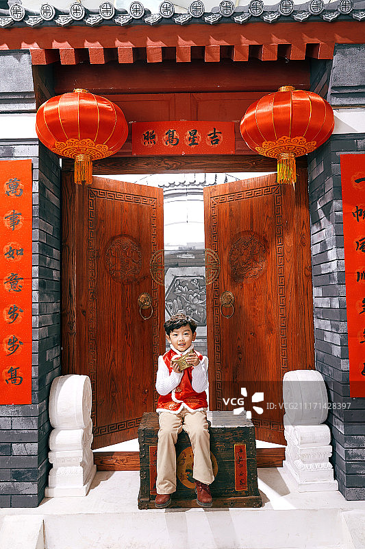 可爱的小男孩庆祝新年图片素材