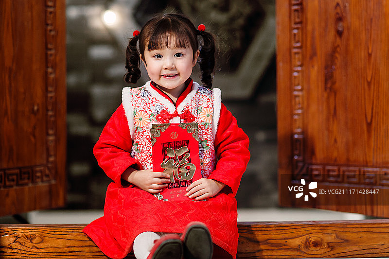 可爱的小女孩拿着红包图片素材