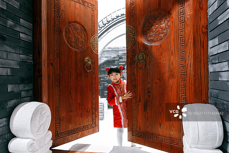 欢乐的小女孩庆祝新年图片素材