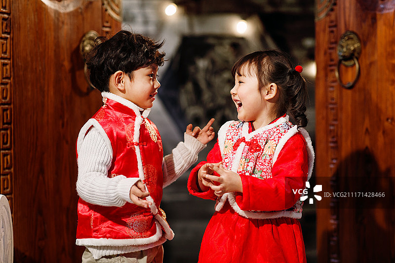 欢乐的男孩女孩庆祝新春图片素材