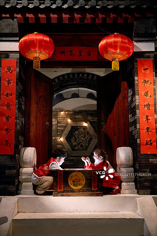 欢乐的男孩女孩发现百宝箱图片素材