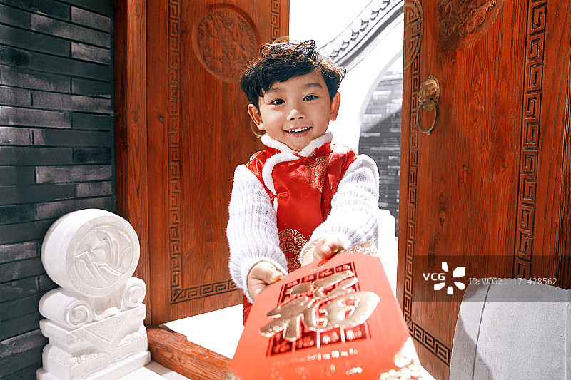 可爱的小男孩拿着红包图片素材
