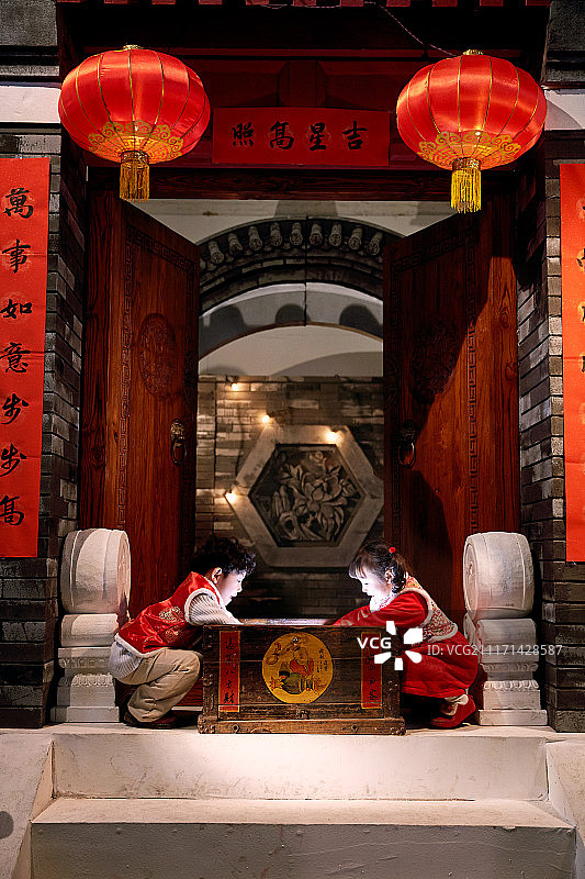 欢乐的男孩女孩发现百宝箱图片素材